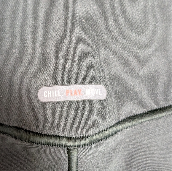 2 Pairs Of Leggings. Aerie Chill Play Move & Along Fit Side Pocket Tummy Control - Picture 9 of 10